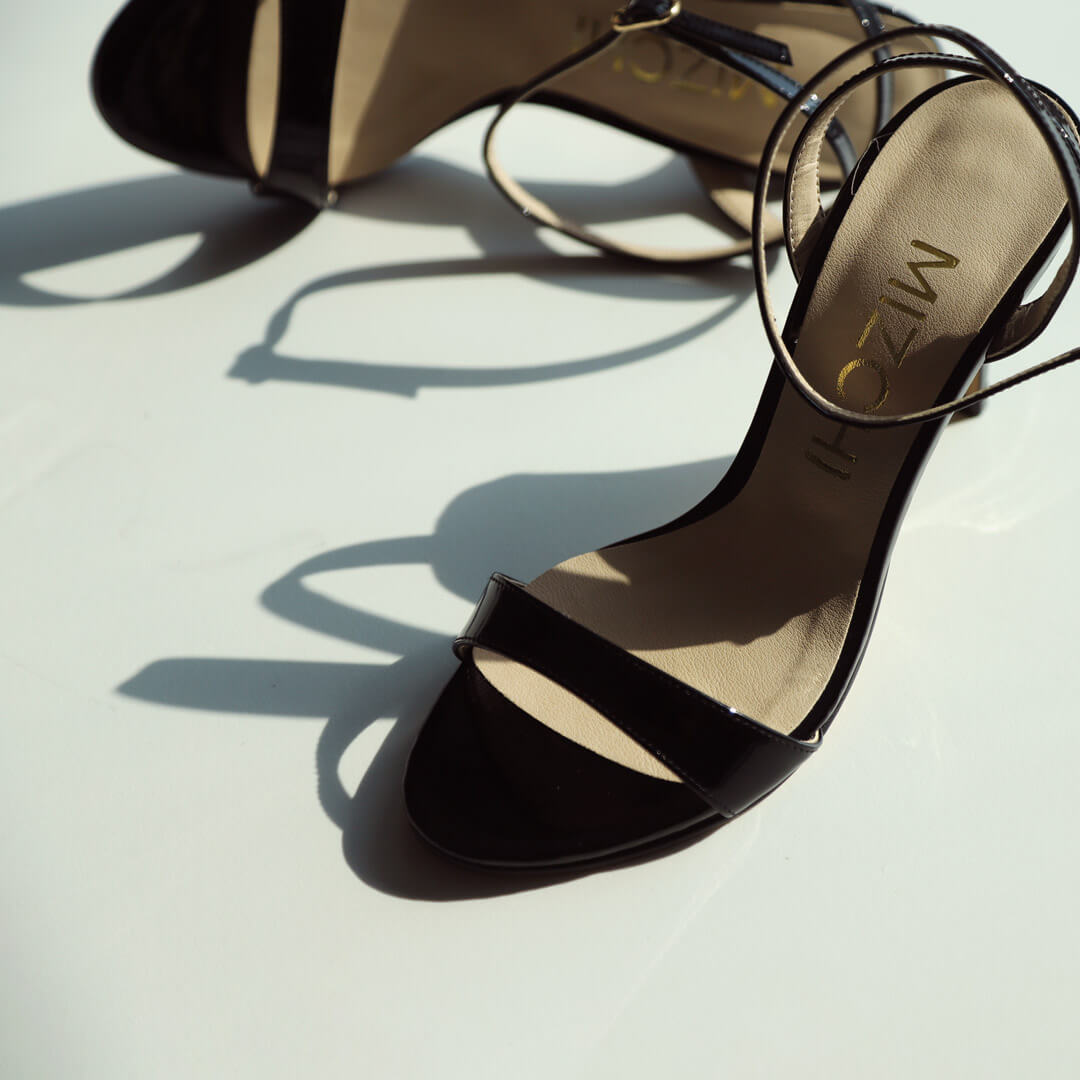*UK 2.5 - MEGAN - black patent, 8cm heel