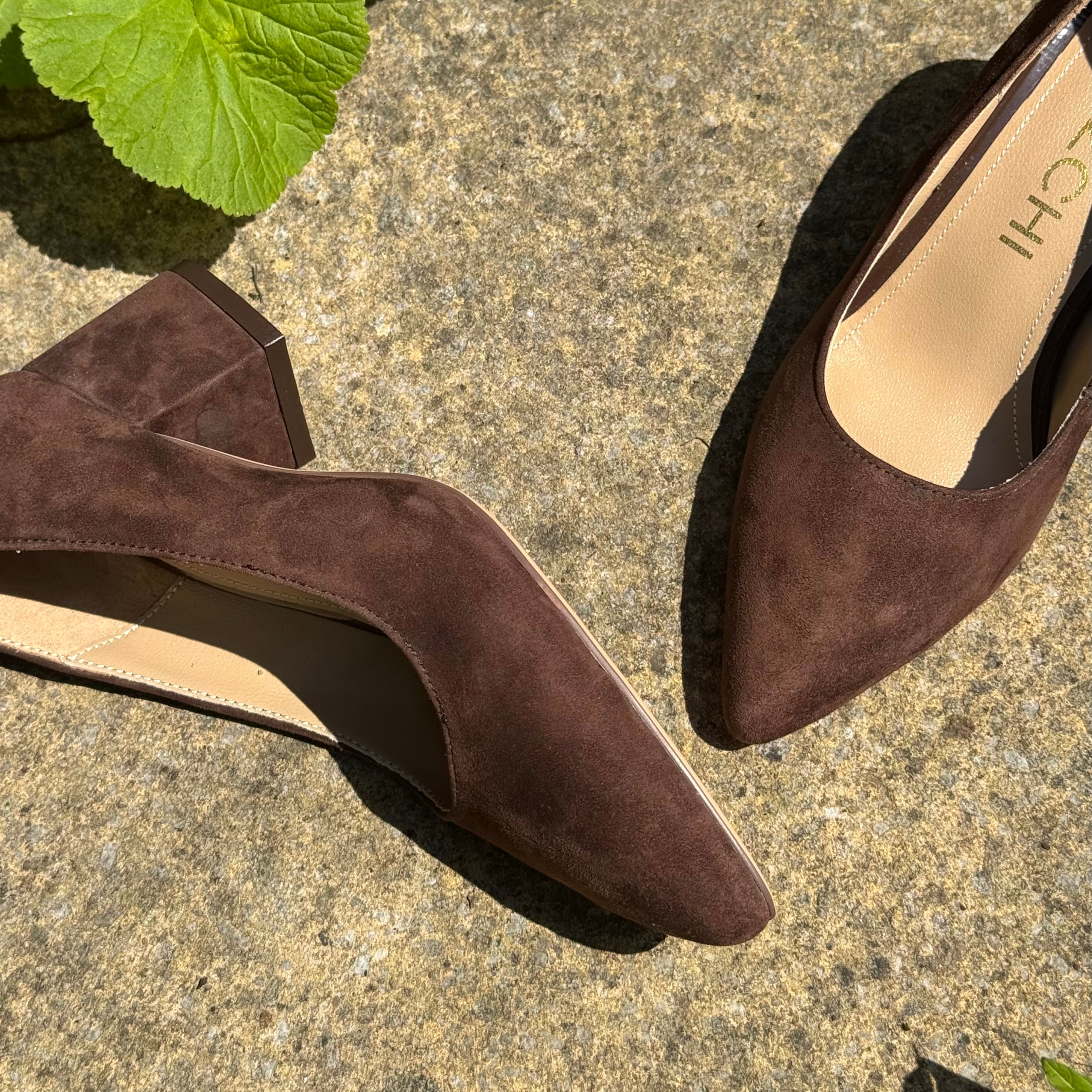 *DIARA CHOCOLATE - suede chunky heel pumps (production samples)